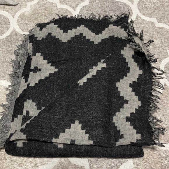 Aritzia black mosaic blanket scarf - Picture 2 of 2